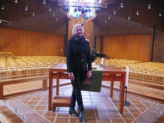 GODT I GANG: Anne Berit Mathisen er et nytt ansikt bak prekestolen i lokalkirkene her i Oppegård. Hun er vikarprest på ubestemt tid, noe hun synes er stor stas!
