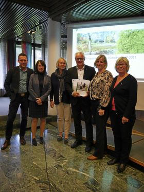 HØYE TALL: Konstituert rådmann Lars Henrik Bøhler (nymmer 4 fra venstre) legger opp til å øse ut penger til virksomhetene til kommunalsjefene sine, som er Sten Tore Svennes (f.v.), Ellen Wibe, Else Karin Myhrene, Monica Lysebo og Jorunn B. Almaas. PS! Det er skolen som er den store «vinneren» i rådmannens forslag. Bla deg om tli side 12 for å lese kommentarene og tankene til kommunalsjef Jorunn B. Almaas.