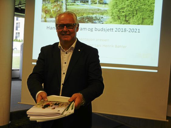 LA FREM STORE TALL: Konstituert rådmann Lars Henrik Bøhler la frem store tall og klare prioriteringer under fremleggelsen av sitt forslag for bdsjett- og handlingsplan for Oppegård de neste årene.