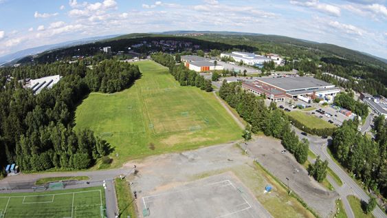 MYE SOM SKJER: En gigantisk del av rådmannens pengepott er avsatt til byggingen av både ny idrettshall og ny stor-ungdomsskole her på Sofiemyr i idrettsparken.
