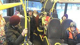 INGEN BELTER: Slik ser det ut en typisk morgen på 86-bussen fra Svartskog. Her kjører MDG-politikerne Hans Martin Enger og Inger Kalstad-Sjødalstrand samme med mor Maja S. K. Ratkje (hvit lue) og barna Marte og Frida (grønne jakker). De savner alle belter i bussene. Dette bildet er tatt i forbindelse med en reportasje om saken i Oppegård Avis i februar i år.
