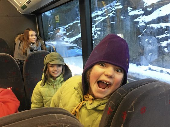 ØNSKER BELTE I BUSSENE: Marte (8) og Frida (9) er elever ved Kolbotn skole, og ble her fotografert på vei til skolen i februar.