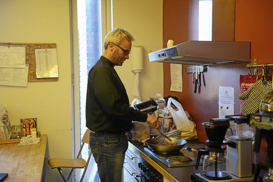 HIMMELSK TACO: Sokneprest Anders Johansen, er oftere på kjøkkenet for å steke kjøttdeig enn han i kirkerommet og tenner lys, litt sånn humoristisk skrevet. Kirken på Greverud er mer enn bare en vanlig kirke.