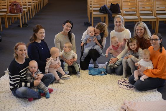 POPULÆRT TILBUD: Babysang er en av de mest populære aktivitetene i Greverud kirke.F.v Mona Øyangen og Ebbe (9mnd), Maria Haugstveit og Mathilde (9mnd), Hanne T. Jensen og Alfred (8 mnd), Madeleine Johanson og William (11mnd), Nina O. Sandal og Sofie (9mnd), Maya Jørgensen, barne- og ungdomskoordinator i Greverud kirke og Emma Karoline (7) og Camilla Bronder og Sofie (9mnd).