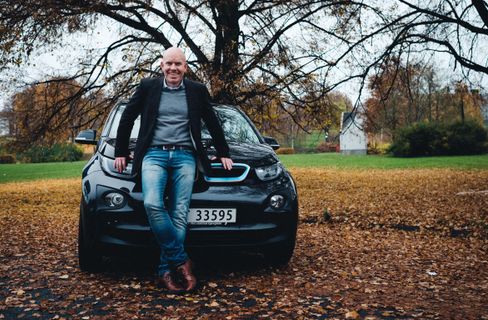 Ståle Frydenlund. kommunikasjonsrådgiver og biltester i Norsk elbilforening, sier den første versjonen av autopiloten fungerer godt så lenge du er på godt oppmerket vei.
