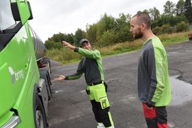 Karl Berger(20) gjorde det han var opplært til da han fant kollega Henning M. Hagen(33) livløs i lastebilen. Utforkjøringen skjedde med tankbilen på bildet.