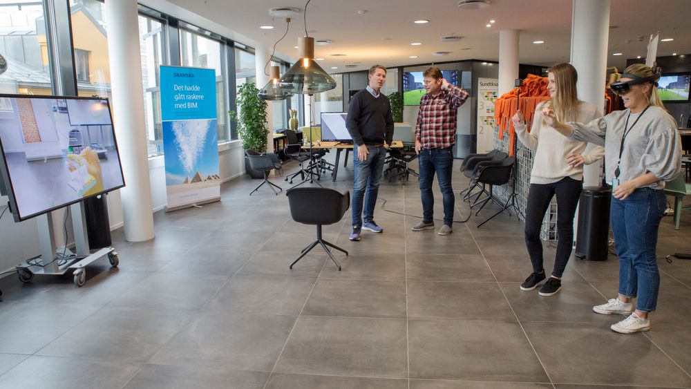 Idunn Andreassen Ervesvåg, prosjektingeniør i Skanska Bygg, tester Hololens briller og augmented reality.