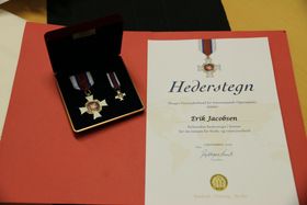 ÆRE OG FORTENESTE: På båe medaljane, som liknar på krigskrossen, står heidersorda «Honor et Meritum» inngravert, og so NVIO, namnet på organisasjonen Jacobsen har hjelpt. Medaljane er personlege, og ingen andre enn prisvinnaren kan bera dei offentleg, jamført retningslinene for slike heidersmedaljar.