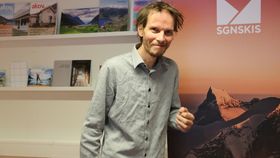 GLAD PRISVINNAR: Erik Jacobsen har akkurat motteke heidersprova og lagt dei på kakebordet, og det er tid for kaffi og kaker. Sjølv om Jacobsen seier han ikkje er av dei som likar å stikka seg fram, tykte han det var stas å få tildelt prisen.