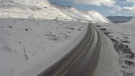 KØYRBART: På Hemsedalsfjellet er det stort sett snø- og isdekke, men fullt køyrbart om bilen er rett skodd.