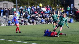 1-0: Miriam Mjåset har akkurat skote via ein tromsdalenspelar og kan berre nyta synet av ballen som dalar over ein utmanøvrert keeper.
