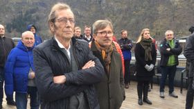 MILJØVERNMINISTEREN PÅ GJESTING: Leiarer for elveeigarlaget i Lærdal, Lasse Sælthun, med armane i kross, rådmann Alf Olsen jr. til venstre for han, og fleire andre lyttar til ministeren sin tale.