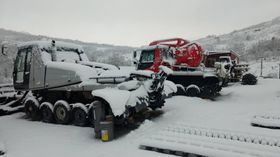 STÅR KLARE: Trakkemaskinene står parate i påvente av nye snøfall.