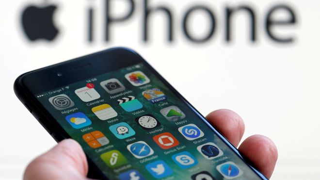 Apple iPhone 7 med logoer i bakgrunnen.