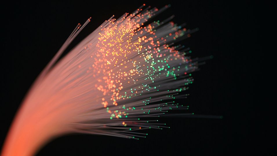 Fiberkabler vil få konkurranse fra lysoverførte data i luft det siste stykket ut til sluttbrukerne, tror forskere.