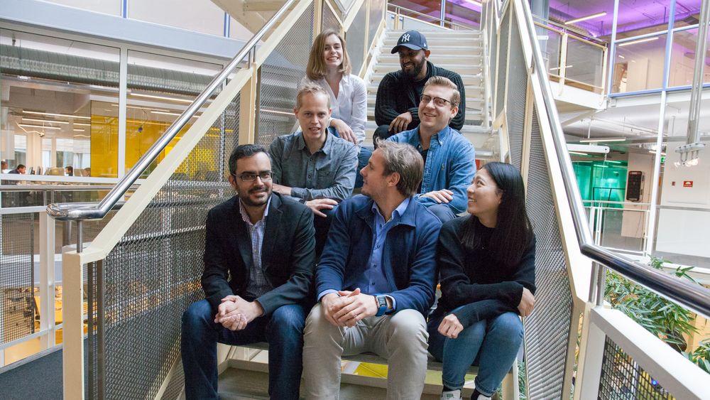 Gautam Chandna (til venstre) er en av medgründerne i TikkTalk. Siden oppstarten i 2016 har TIkkTalk blitt seks ansatte på fulltid og tre på deltid og holder til på StartupLab i Forskningsparken.