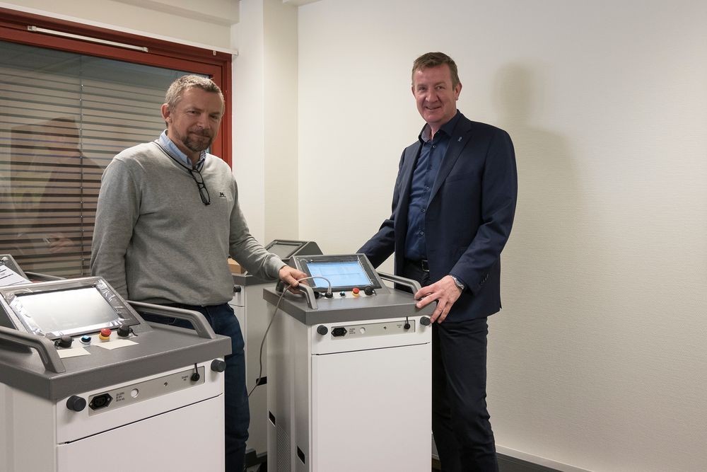 Samarbeid: De nye desinfeksjonsmaskinene produseres av Tronerud Engineering på Hønefoss. prosjektavdelingen. Erik Hjertaas (t.v.) er prosjektleder hos produsenten og det samarbeidet er Bjørn Platou i Decon-X svært fornøyd med: