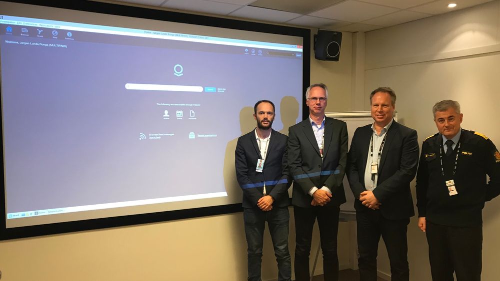 En søkelinje er åpningsbildet i Palantir-programvaren. Bak det enkle grensesnittet skjuler det seg enorme datamengder. Fra v. Jørgen Lunde Ronge (Kripos), prosjektleder Jan Helge Ekeren og Tormod Stien (Politiets IKT-tjenester) og John Ståle Stamnes fra Politidirektoratet.