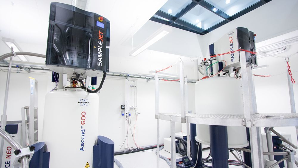 NMR-maskinen til høyre har en feltstyrke på 20 tesla, operer på 850 MHz, og kostet over 20 millioner kroner. Den ble kjøpt med midler fra Forskningsrådet. Maskinen til venstre er kjøpt inn i år med midler fra Bergens forskningsstiftelse, Sparebankstiftinga Sogn og Fjordane, Helse Bergen, og Universitetet i Bergen, og har har lavere feltstyrke på rundt 15 Tesla.