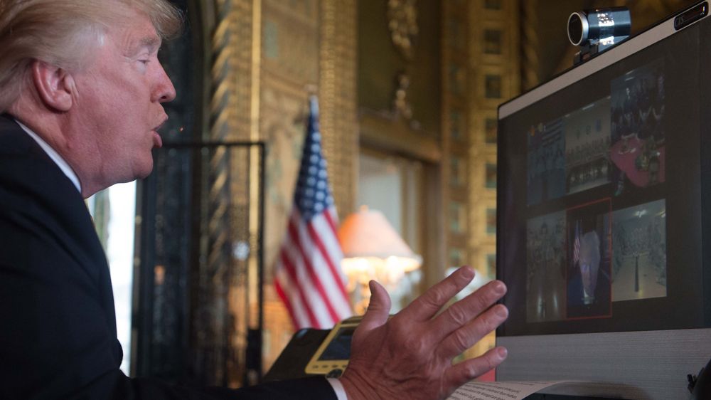 Donald Trump vil avskaffe nettnøytralitet og la markedet få operere friere, uten brysom regulering. På bildet takket han amerikanske tropper over en telekonferanse, mens han feiret Thanksgiving på landstedet sitt på Mar-a-Lago i Florida.