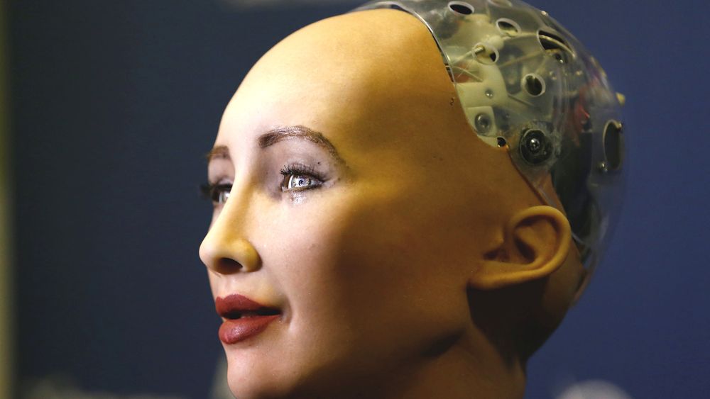 Sophia, utviklet av Hanson Robotics, er en av mange roboter som er selvlærende ved hjelp av kunstig intelligens. Sophie ble presentert ved konferansen "AI for Good" arrangert av International Telecommunication Union (ITU) i Geneve i Sveits i juni.