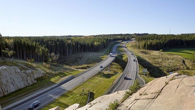 – Dette er et flott forbilde for hvordan firefelts-veger bør bygges