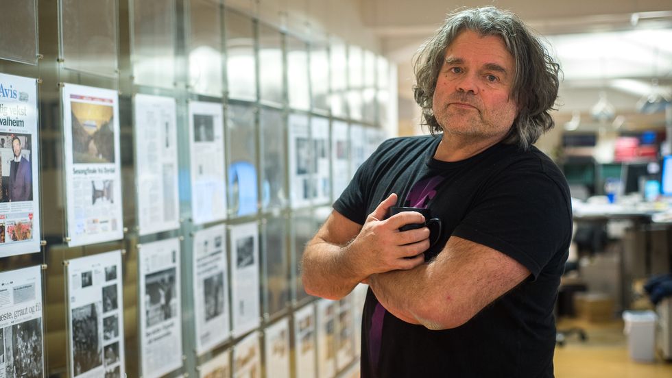 ROBOTHJELP: Redaktør Jan Inge Fardal i Nynorsk pressekontor brukar nynorskroboten mykje i kvardagen. Biletet er frå 2017, då Fardal framleis var redaktør i Sogn Avis.