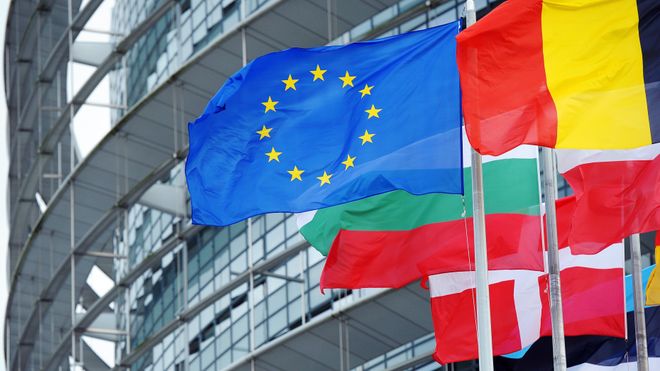 Flaggene til EU og flere av medlemsstatene utenfor Europaparlamentet i Strasbourg.