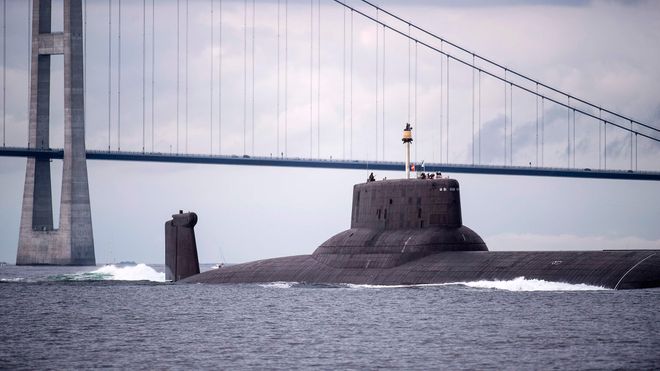 Den russiske atomubåten Dmitrij Donskoj seiler under Storbæltbroen i juli 2017.