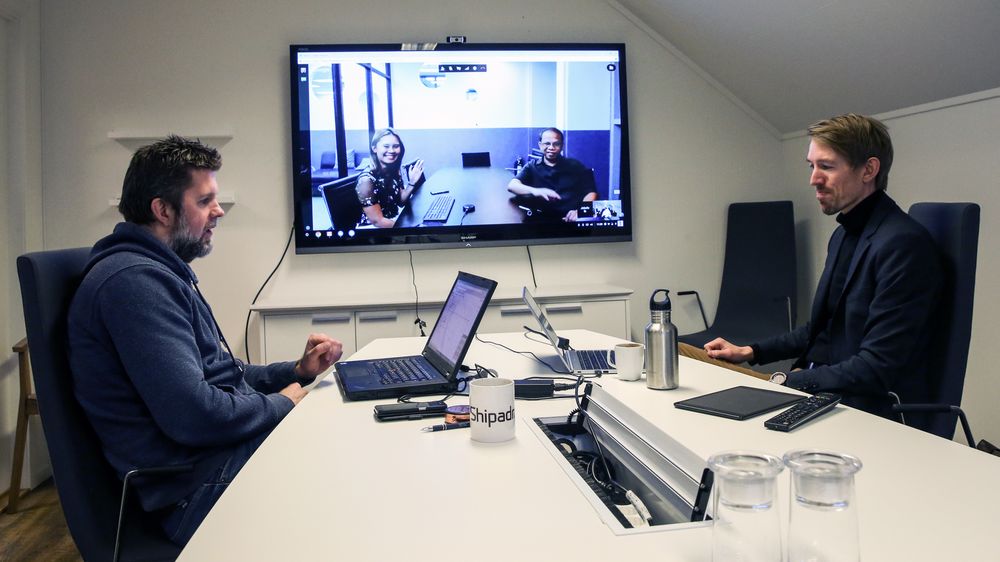 JOBBER I TEAM: Produktsjef Børge Osvoll (t.v.) og daglig leder Stian Færøy sitter i Volda på Sunnmøre mens Jobelle Reyes og Dannie Raymundo sitter i Manila på Filippinene i Sørøst-Asia. Ved hjelp av digitale løsninger fungerer samarbeidet.