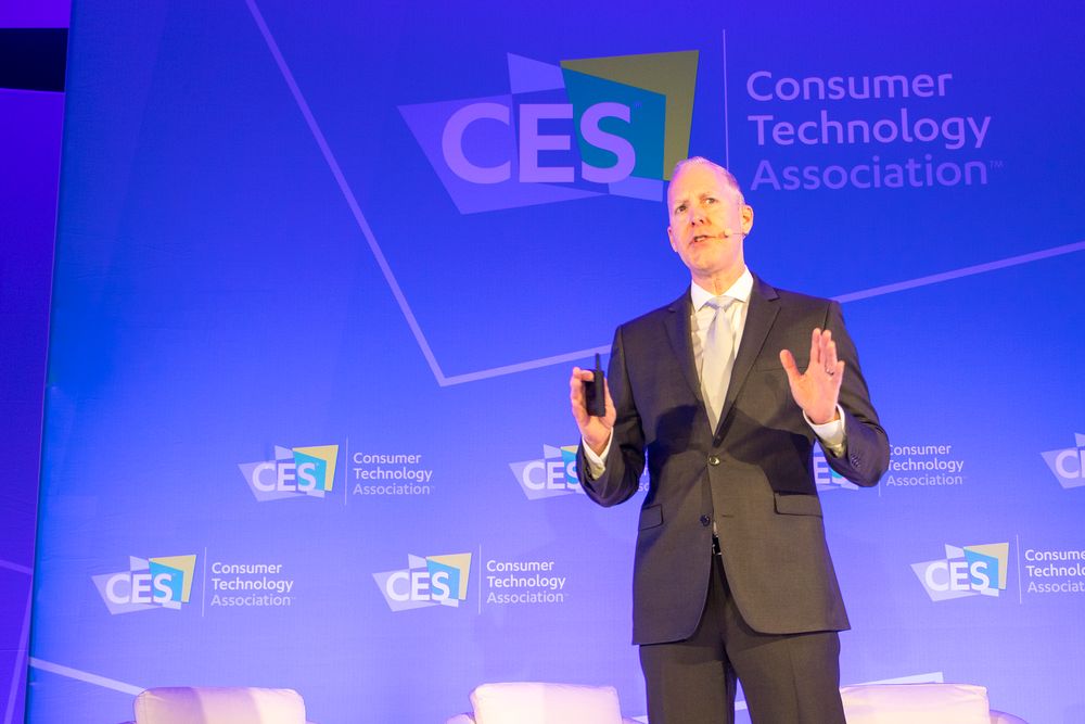 Viser bildet i krystallkula: Steve Koenig er direktør for markedsforskning i CTA . Det er de som arrangerer CES i LAs Vegas.