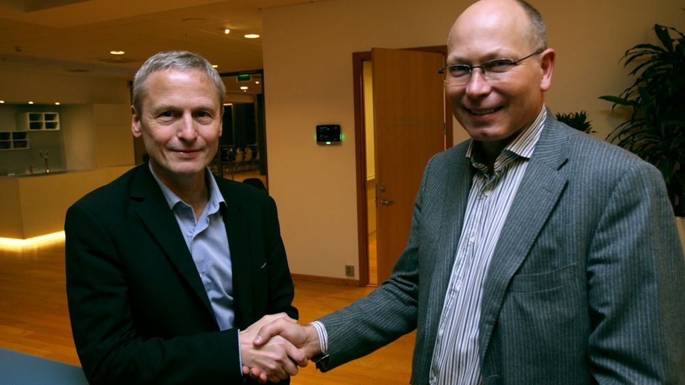 I dag blir ansatte i KPMG informert om oppkjøpet. Fra v. Arne Helme, ansvarlig for KPMGs kybersikkerhetstjenester og Unibridge-sjef Frank Horntvedt.
