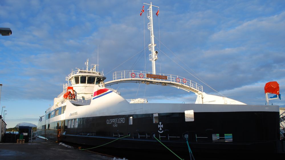 MF Gloppefjord ved kai i Florø.