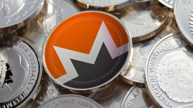 Monero-mynt sammen med mange andre mynter.