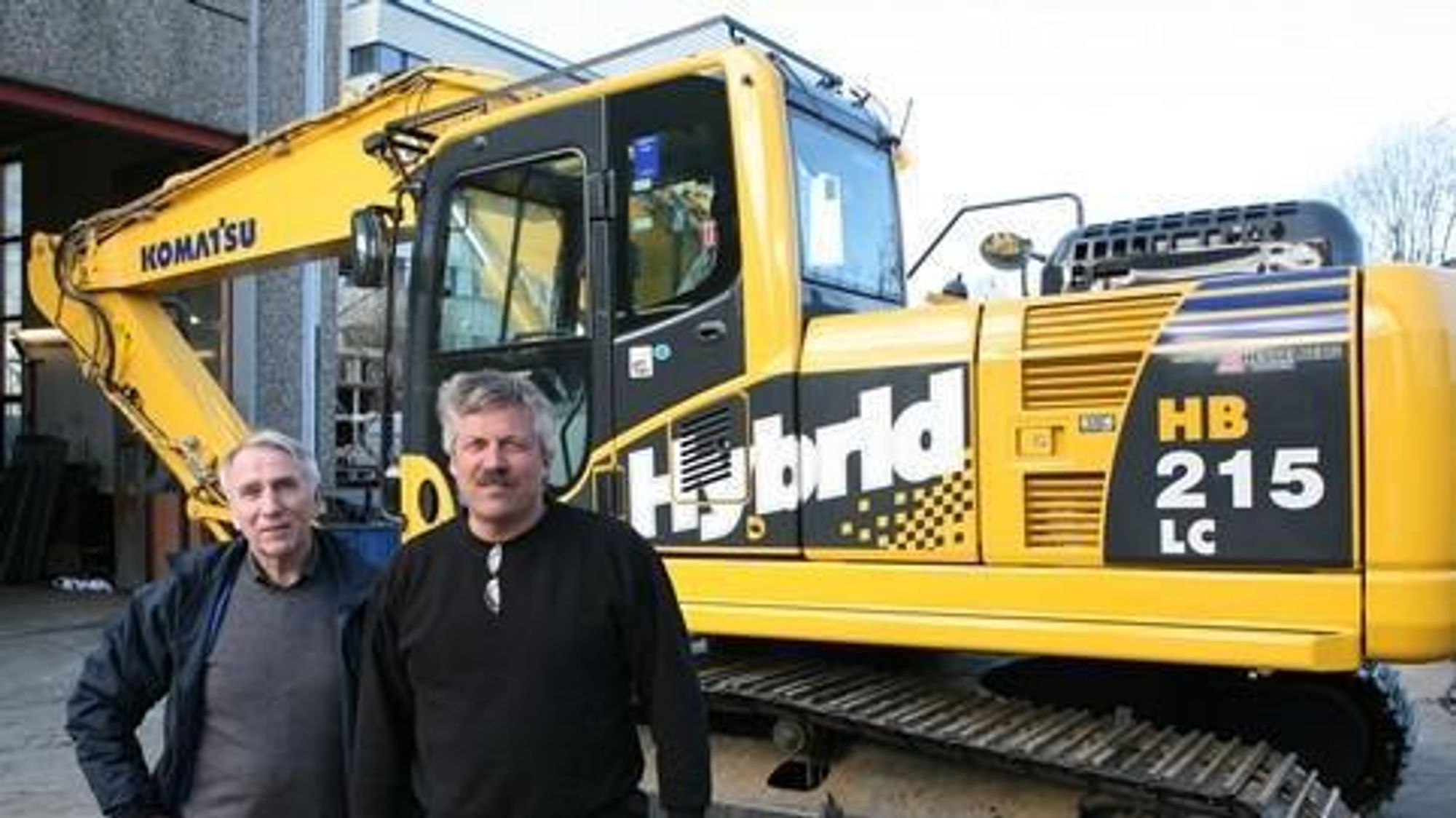 Entreprenør Morten Gultvedt (t.h.) og Even Furuseth, Hesselberg Maskin, ved den Komatsu-hybriden HB215LC-1, den første solgte i Norge.