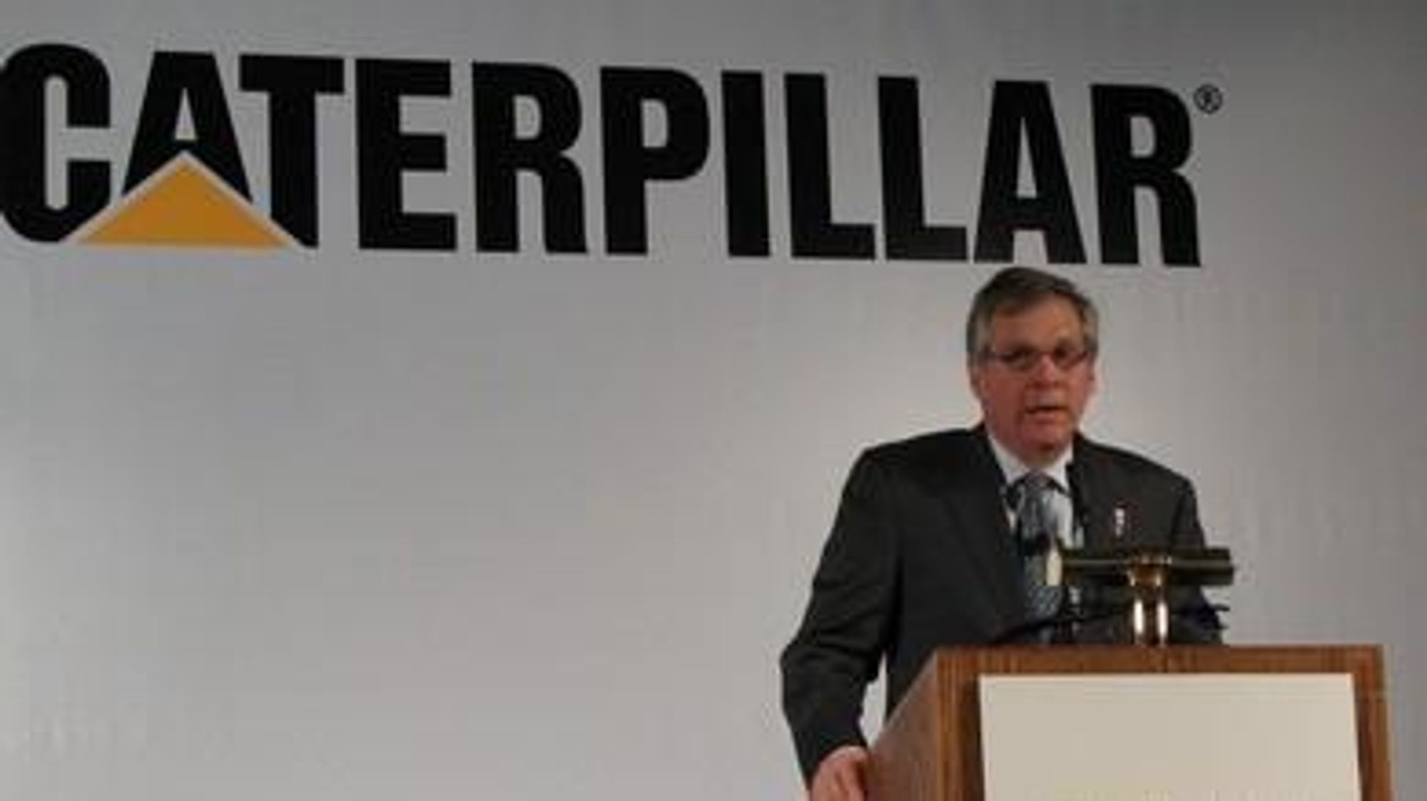 Da A&T møtte Cat-sjefen, Doug Oberhelman, på pressekonferansen under Conexpo våren 2010, var hovedbudskapet å ta vare på og lytte til kundene. Dernest utdypet han hvilken betydning kjøpet av Bucyrus ville få selskapet, og med sprudlende stolthet markerte han milepælen ved at Cat nå går inn i et nytt segment med lansering av sin nye lastebil.