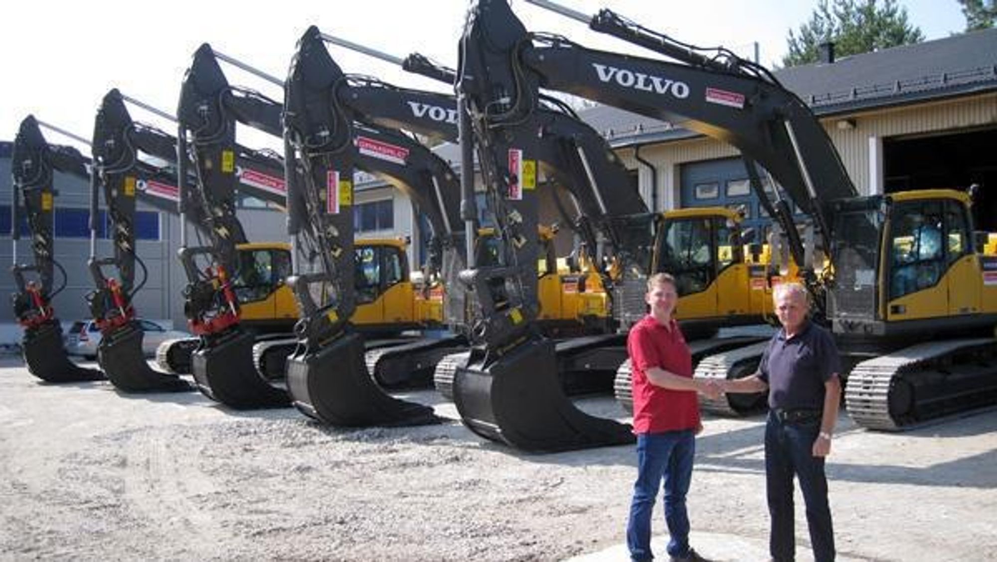 Maskinsjef Svend Landsverk (t.v.), Leif Grimsrud AS og Volvo Maskins distriktssjef i Østfold/Akershus Sør, Svein E. Olsen, ved overleveringen av Volvo-kvintetten.