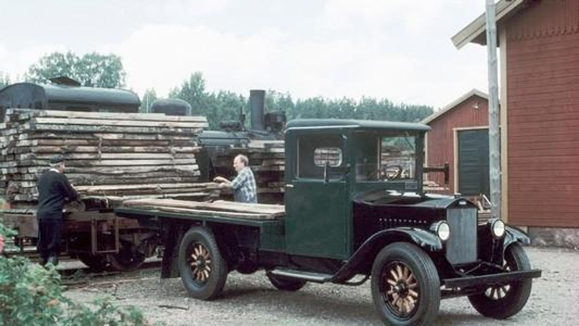 Den første lastebilen fra Volvo kom i 1928, bygget på en salgsmessig mislykket personbil fra 1927, ble bra mottatt til tross for at den hadde en svak bensinmotor på 28 hk.