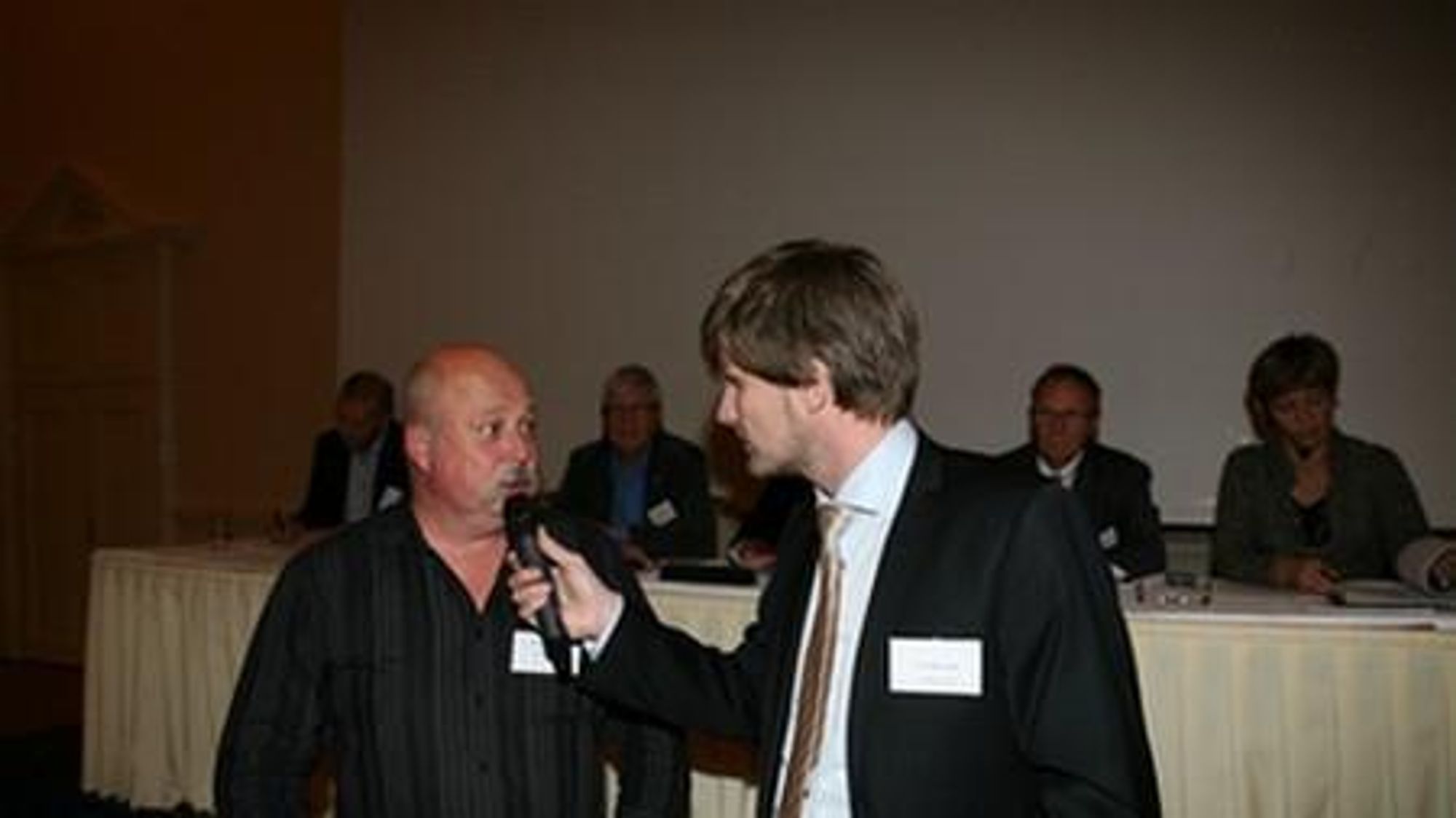 Vogntogsjåfør Per Erik Tevik (t.v.) forteller deltagerne på Vegforum Trøndelag om sin hverdag på trønderske veier.