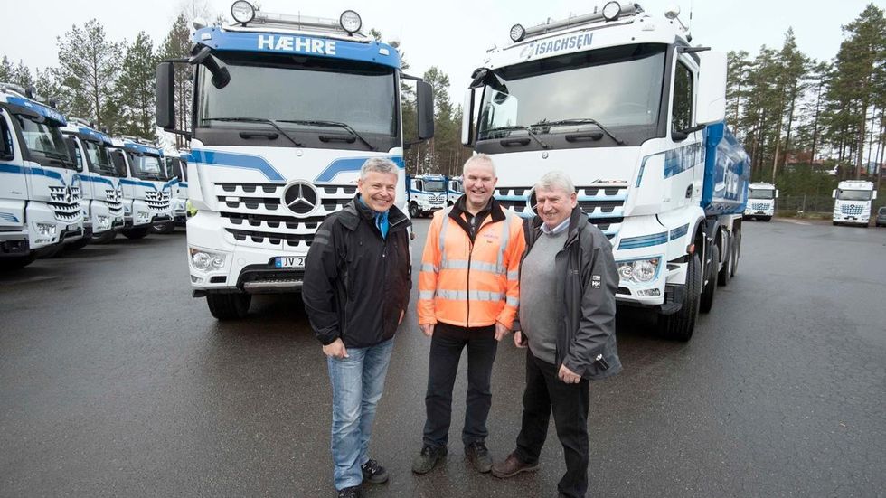 Frank Ole Sørensen (til venstre) fra Hæhre, Tom Wigdal fra Isachsen og selger Knut Tolpinrud fra B.O. Steen var en fornøyd trio utenfor Hønefoss onsdag 19. november.