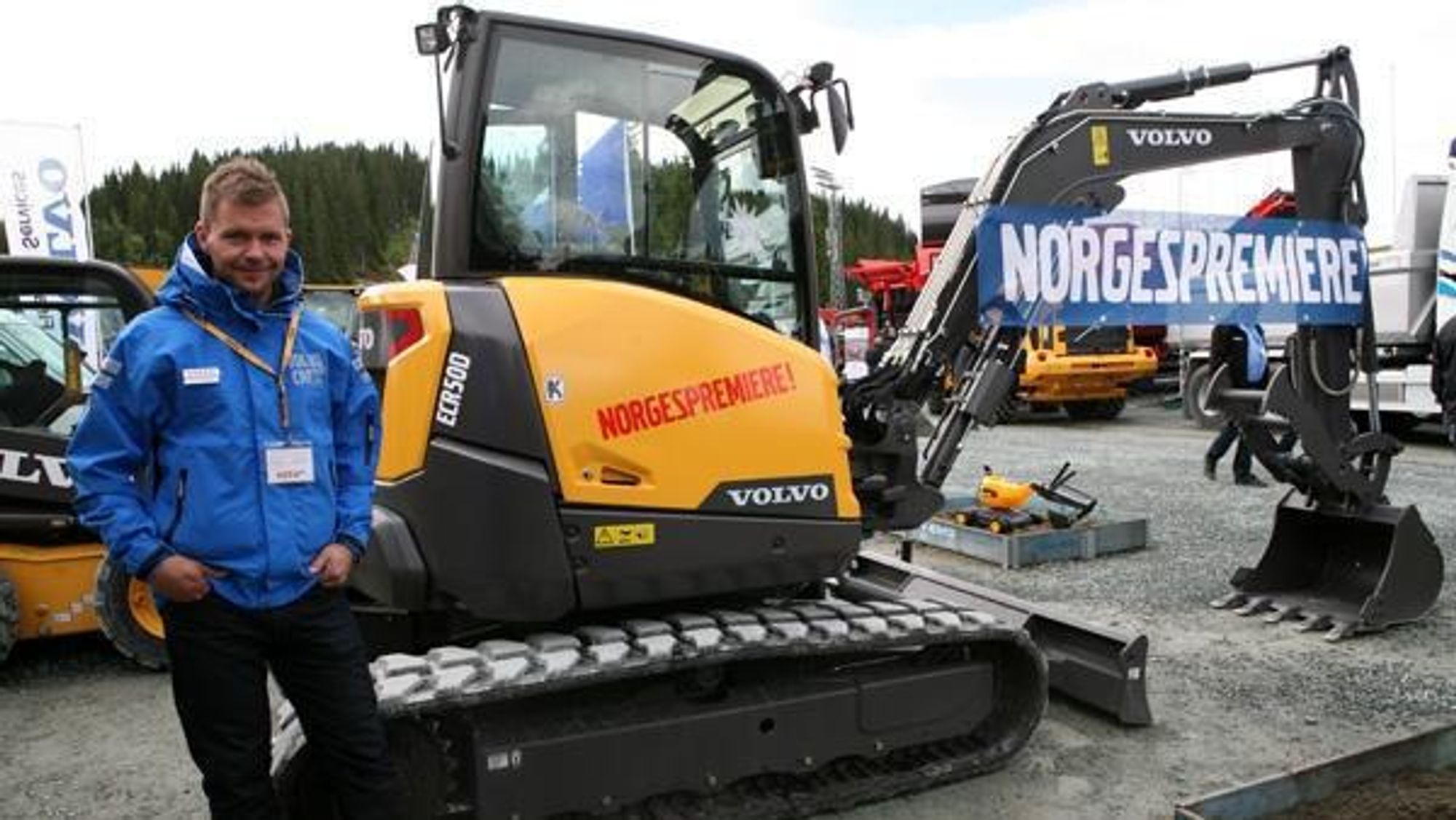 Volvo Maskins messegeneral i Granåsen, distriktssjef (Trøndelag) Torgeir Ø. Glørstad viser nye ECR50D.