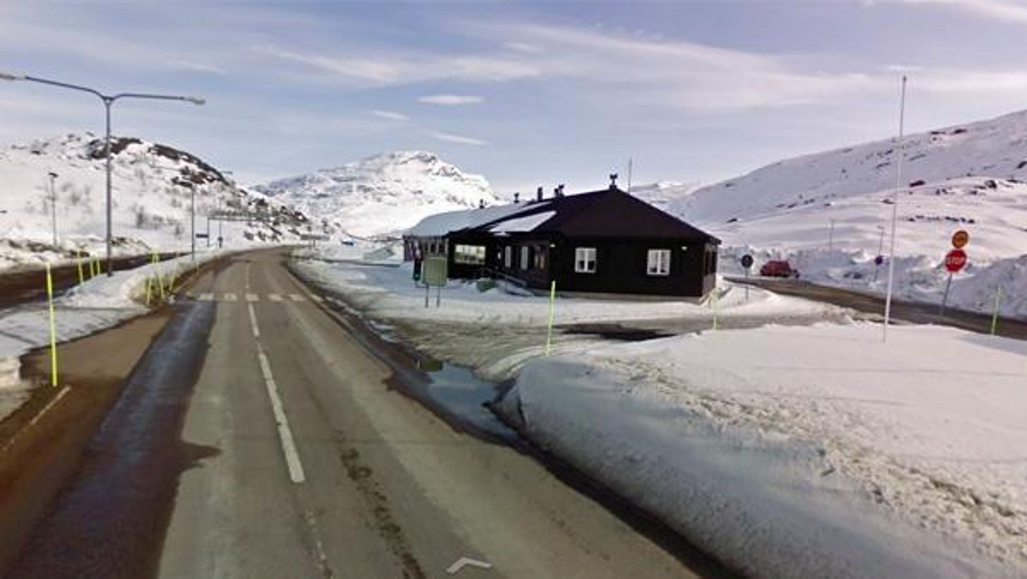 Her på Bjørnvatn tollstasjon ble ikke det østeuropeiske vogntoget stående lenge.