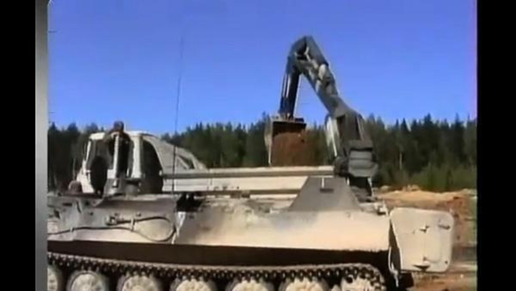 Se russisk pansret gravemaskin
