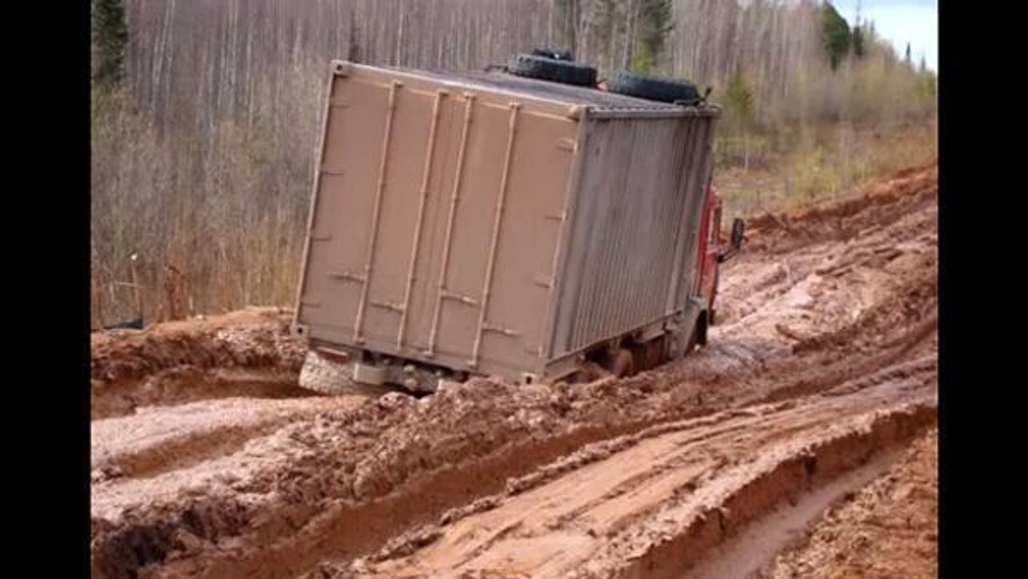 Det er behov for oppgradering av mange veier i Russland. Nå tar myndighetene tak i problemene. Det er uvisst om det skal gjøres noe med dette gjørmehullet.