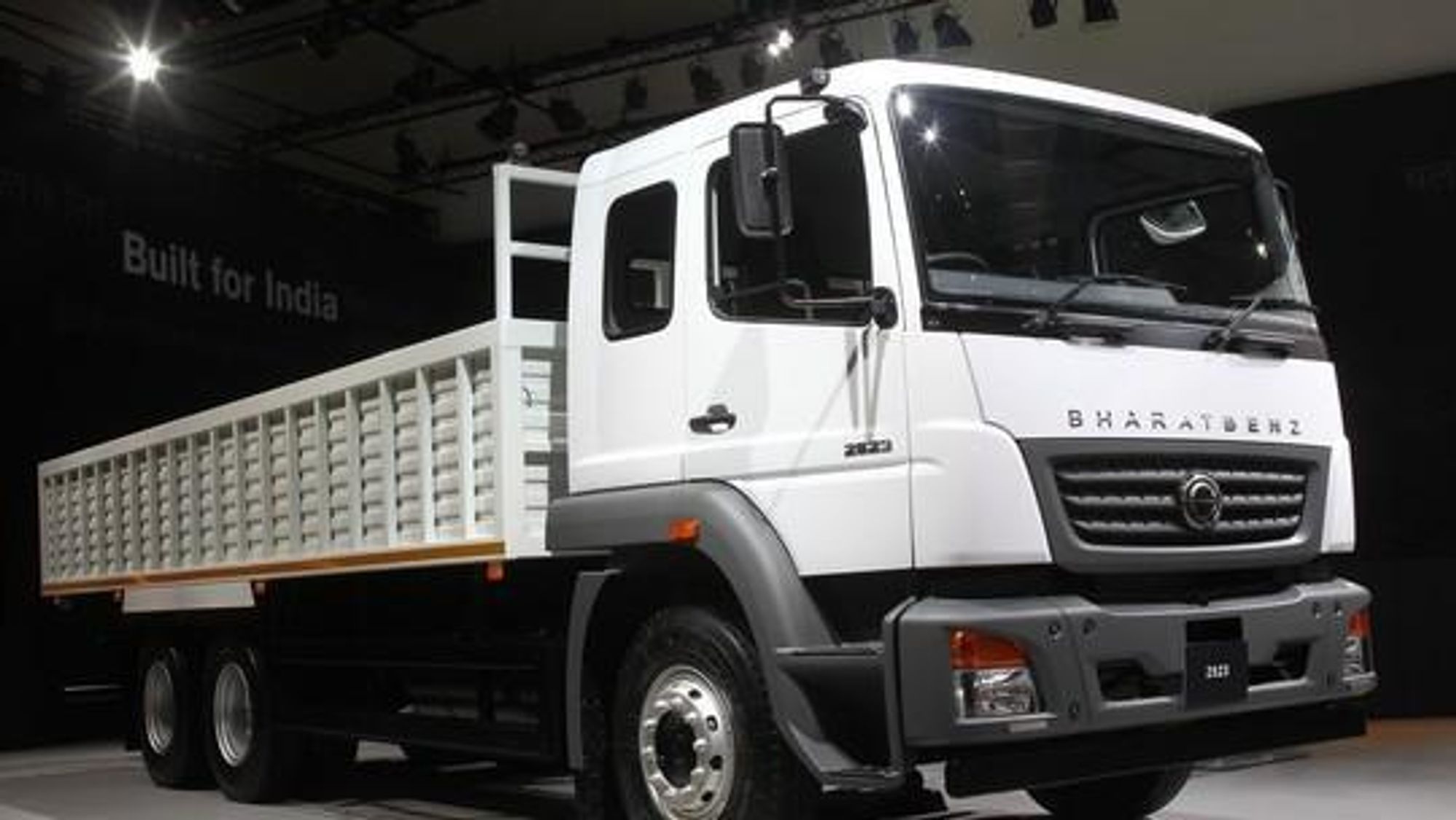 BharatBenz 2523, treakslet 25-tonner med motor på 230 hk.