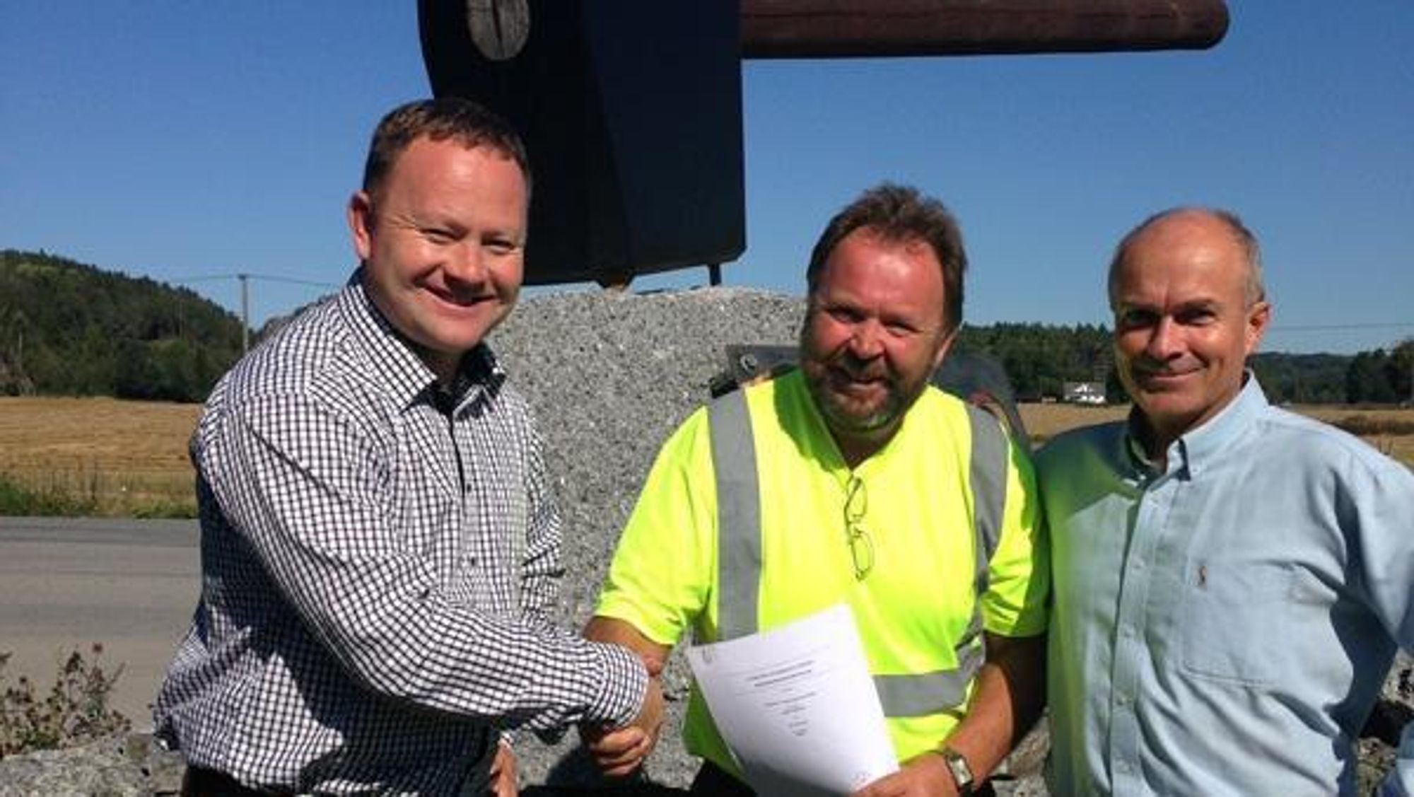 Avtalen er signert. NCC Roads kjøper Grenland Massegjenvinning AS. Fra venstre: Direktør for Steinmaterialer i NCC Roads, Frode Jørgensen, daglig leder i Grenland Massegjenvinning, Runar Stamland og salgssjef i NCC Roads Steinmaterialer, Øystein Nordtorp.