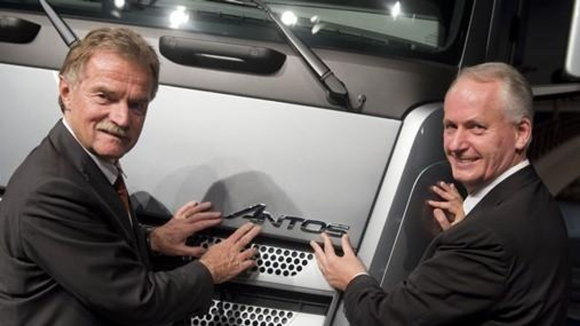 Georg Weiberg (til venstre), leder av Truck Product Engineering, og Hubertus Troska, toppsjef for Mercedes-Benz lastebiler i Europa og Latin-Amerika, gir oss et lite glimt av fronten på nye Mercedes-Benz Antos. Vi mer enn aner et sterkt slektskap til nye Actros.