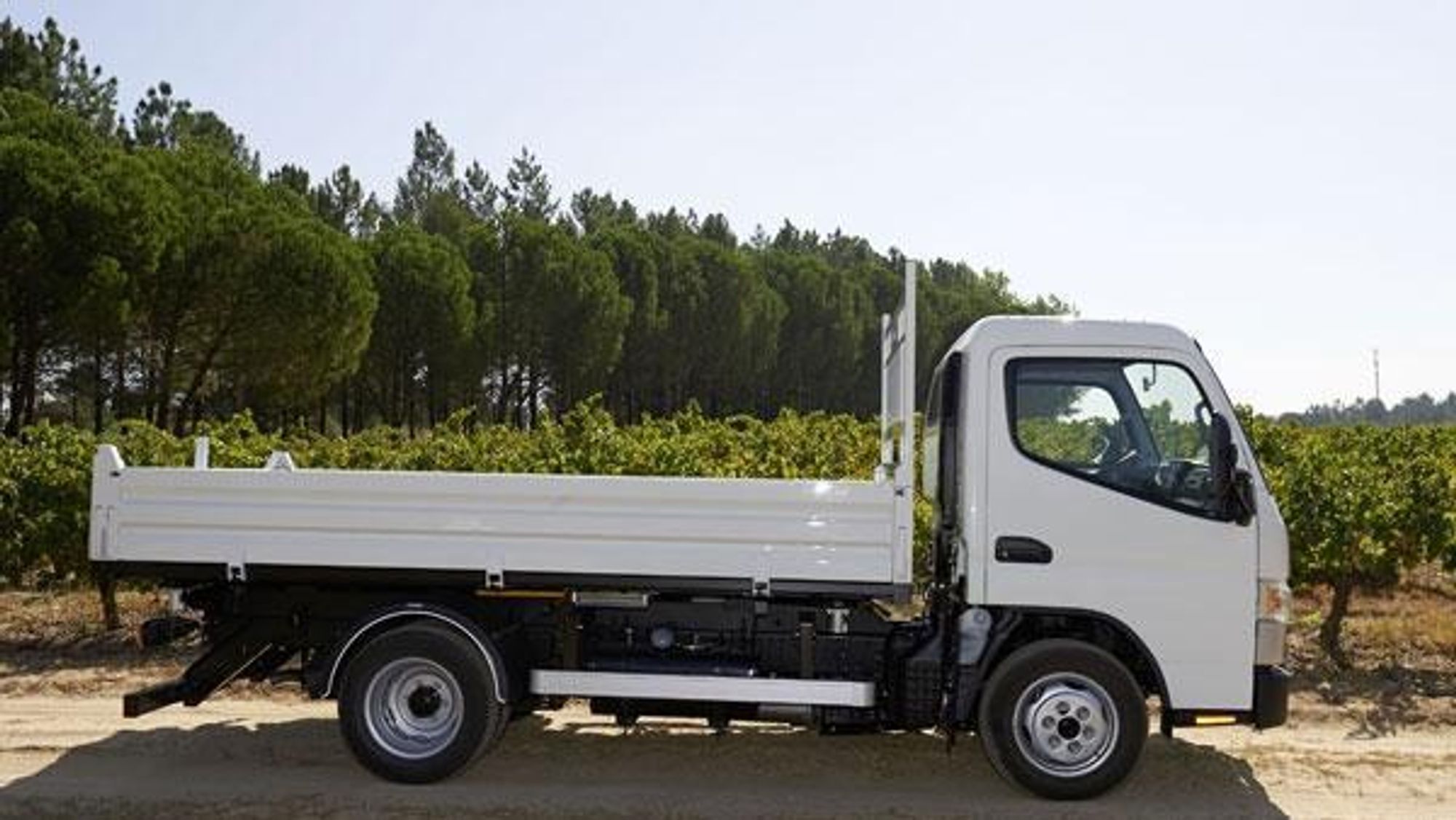 Fuso Canter kan nå leveres med et lett aluminiumsplan ferdig montert på Tramagal-fabrikken i Portugal.