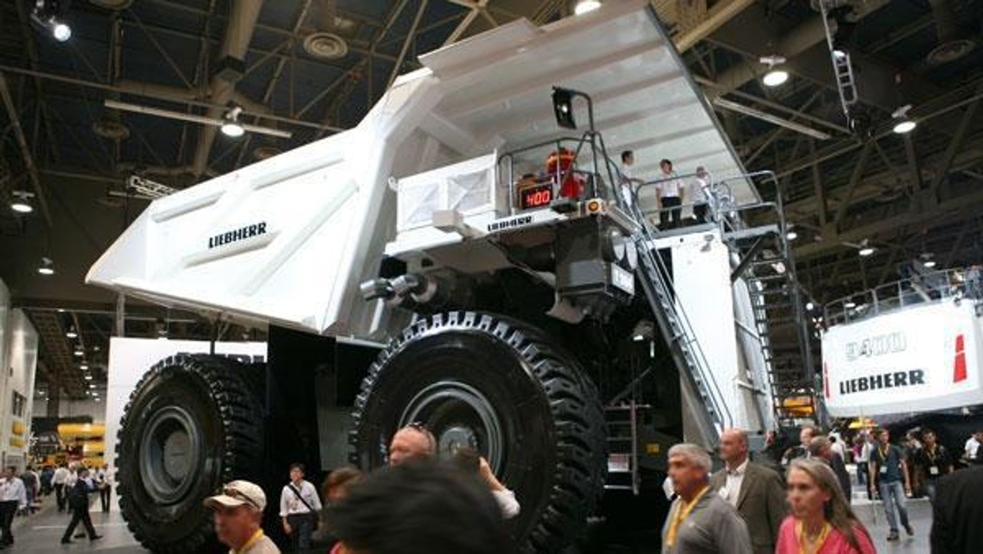 Liebherr T284 fikk menneskene til å se ut som små dukker under MINExpo 2012 i Las Vegas i år.