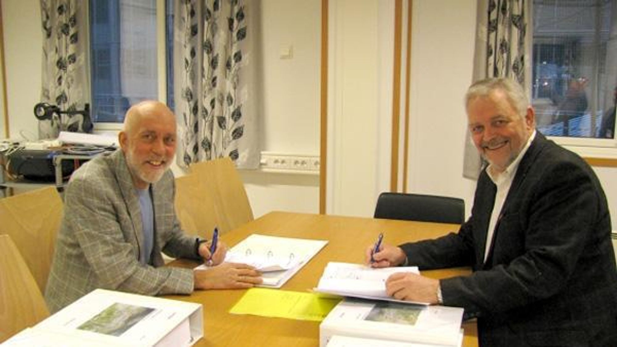 Prosjektdirektør Knut Erik Nordby ved Oslo Lufthavn i (t.v.) og prosjektleder Halvor Nordbø i Veidekke.